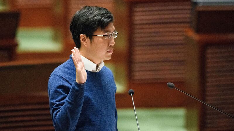 资料图片: 2018年3月21日,新当选议员区诺轩在香港立法会宣读誓言。(法新社)