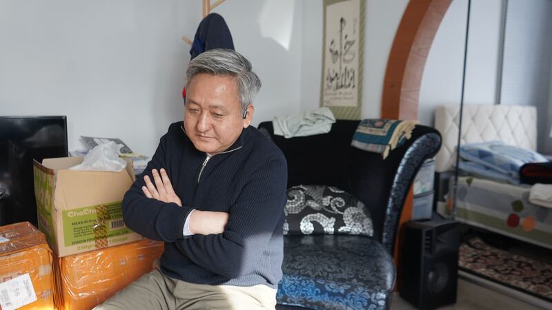 2025年2月，马聚坐在位于纽约法拉盛的庇护所。马聚两年前成立的初衷是帮助许多逃离中国宗教迫害的新移民