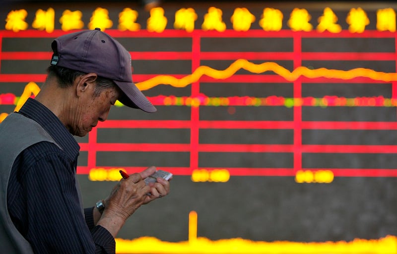 图为股民站在深圳成指信息板前；中国面临人口老龄化、政府债务、房地产金融危机等问题，股市再次大跌。 （路透社图片）