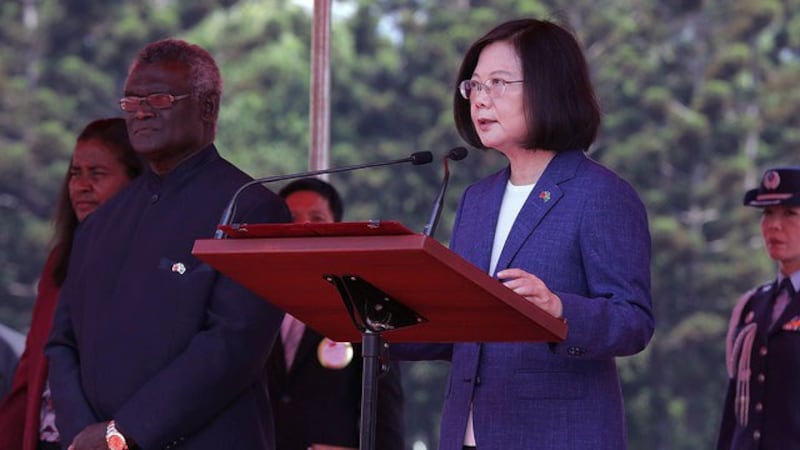 蔡英文2017年9月26日在台北以军礼欢迎当时的所罗门群岛总理苏嘉瓦瑞伉俪。（摘自总统府官网）