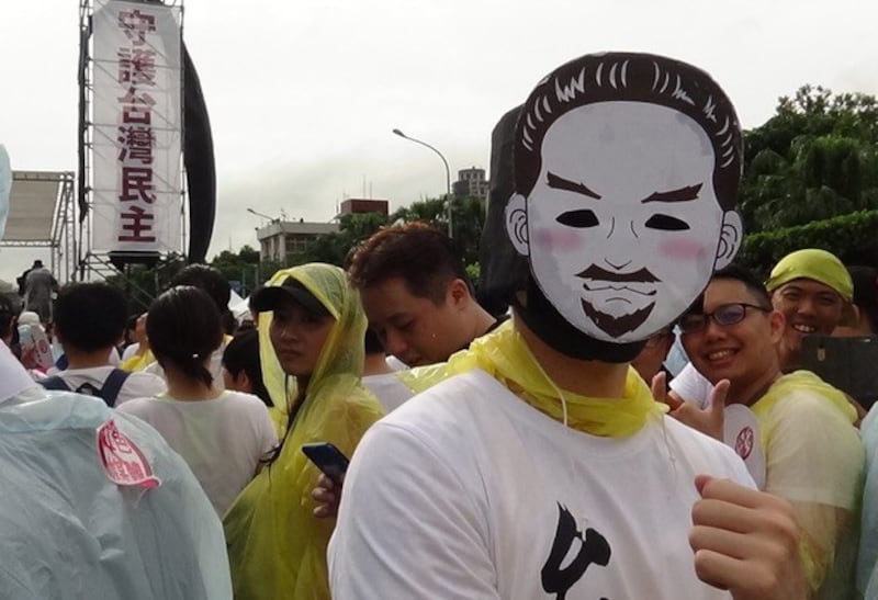 台湾“反红色媒体”总统府前集会。(记者夏小华摄)