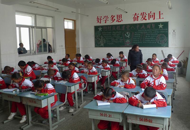 2010 年7 月1 日,西藏自治区日喀则市一所学校的孩子们正在上藏语课。(路透社)