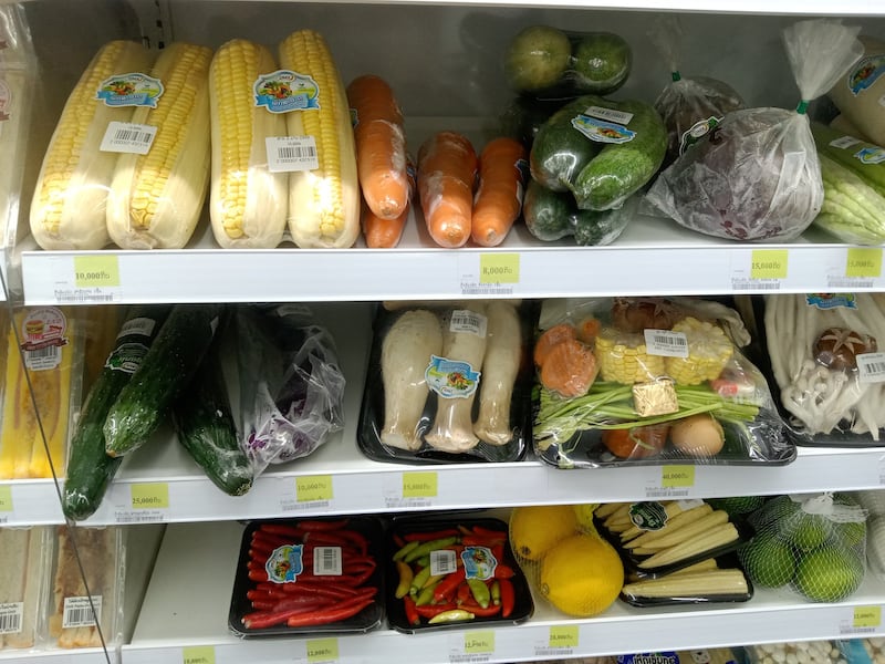 老挝不断上调价格的标价条(祁德赛供图）