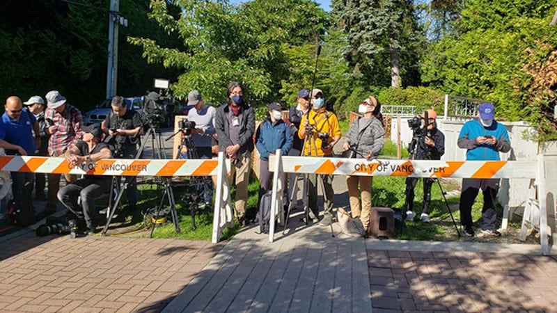 孟晚舟住宅外一大早就聚集了众多媒体 (柳飞拍摄)