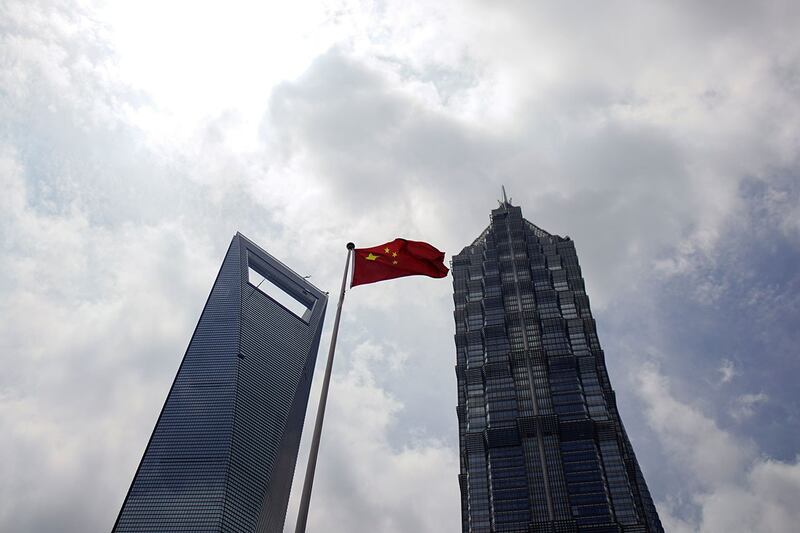 受此前打压民营经济政策的影响，民间投资增长面临较大压力。图为上海陆家嘴金融区悬挂中国国旗。（路透社资料图片）