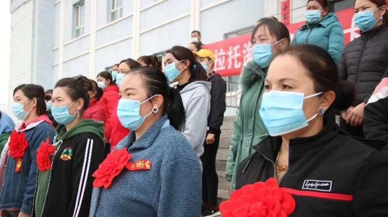 新疆托克斯县喀拉托克镇,一批哈萨克人将前往外省地打工。(志愿者提供/记者乔龙)