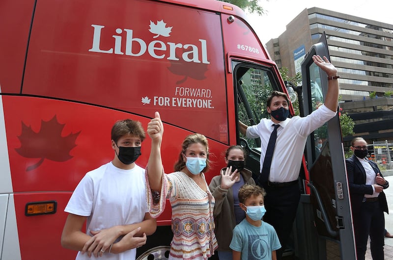 2021年8月15日在渥太华举行竞选活动的加拿大自由党候选人、现任总理特鲁多及家人向支持者挥手致意(法新社)
