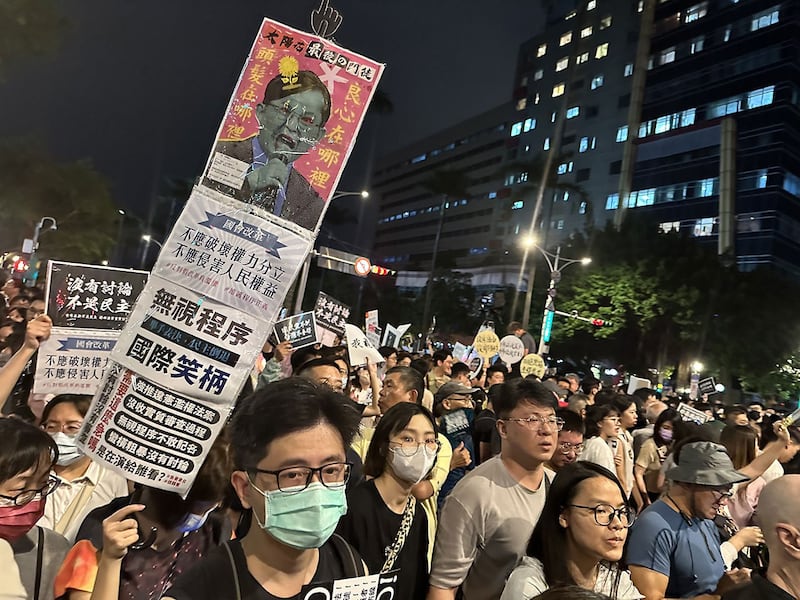 5月24日晚间，台湾的立法院周边涌入号称十万名群众，年轻人居多。（记者夏小华摄）