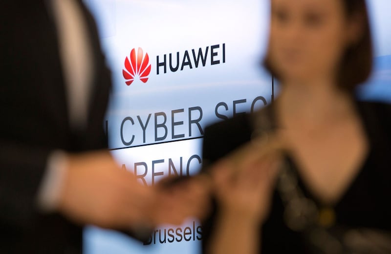 美国政府颁布禁止本国企业向华为提供产品及服务之后,国际五大标准组织也在某种程度上作出限制华为的决定。(资料图/美联社)