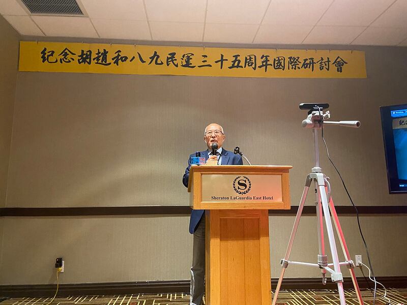 美国斯坦福大学中国经济与制度研究中心资深研究员吴国光在研讨会上表示，纪念胡耀邦、赵紫阳并不仅仅在于他们推动了经济改革，"而他们（胡赵）的变革在中国近代史上是根本性的，就是从胡耀邦、赵紫阳开始，注重了人的权利，注重公民权利"。(记者王允摄影）