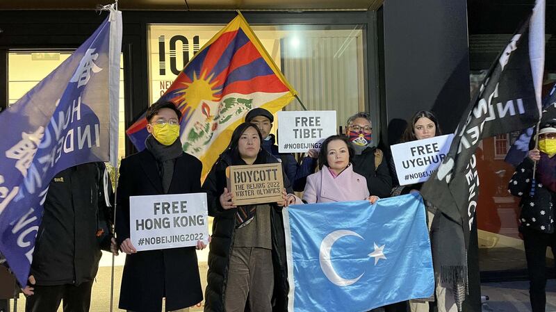 约20名在英藏人、维吾尔人和港人组织代表，周五(10日)下午到英国奥林匹克协会总部，希望递交呼吁“全面抵制”2022年北京冬奥的联署信件，不过英国奥林匹克协会未有派代表接收。(吕熙摄)