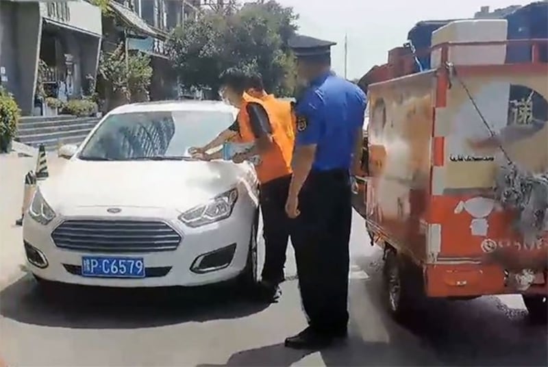 郑州市实施违停重罚（微博视频截图）