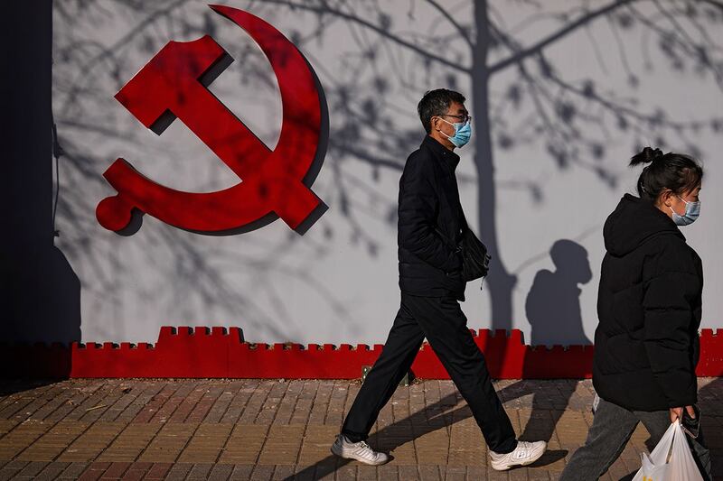 2023年3月2日,北京一住宅区展示共产党的标志。(美联社)