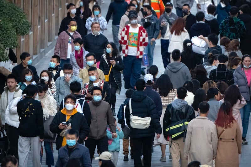 上海封控期间,曾有年轻人为了抵抗不合理的隔离检疫政策,而悲怆地喊出“这是我们最后一代”,这一时代的呼声引发舆论共鸣。(美联社资料图片)