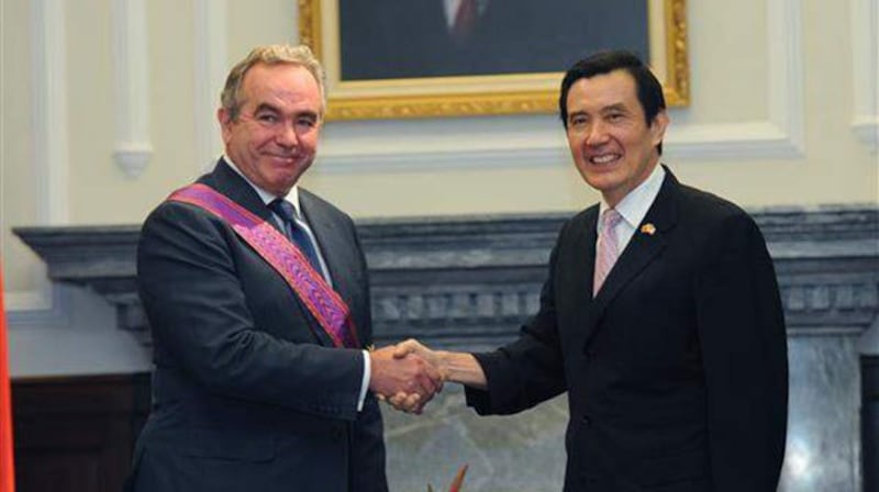 二零一三年十月马英九总统曾在总统府颁赠坎贝尔“特种大绶景星勋章”。(总统府提供)