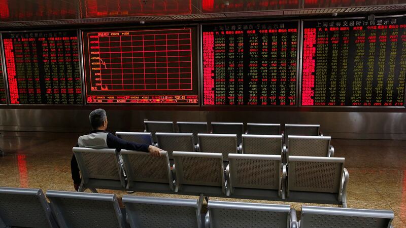 2019年5月14日,北京一家经纪公司的股票价格。上海和深圳两地股市似乎并未受到美中贸易战不利消息影响,沪深股市下跌零点七个百分比。(美联社)