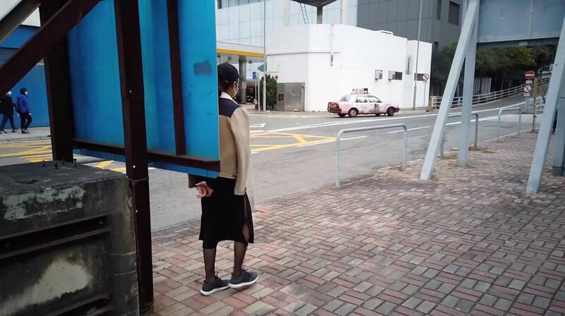 沈嘉仪也展出了自己2020年在香港创作的一个行为艺术及录像作品“Steps”。她从维多利亚公园出发，全程倒后行走。她以此方式，呈现香港社会的倒退。 (被访者提供)