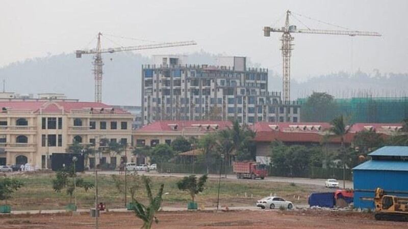 လောင်းကစားရုံများရှိသည့် ကရင်ပြည်နယ်၊ မြဝတီမြို့နယ်၊ ရွှေကုက္ကိုမြို့သစ်တွင် အဆောက်အအုံများ ဆောက်လုပ်နေသည်ကို ၂၀၂၃ ခုနှစ် မတ်လအတွင်းက တွေ့ရစဉ်။ (Photo: RFA)