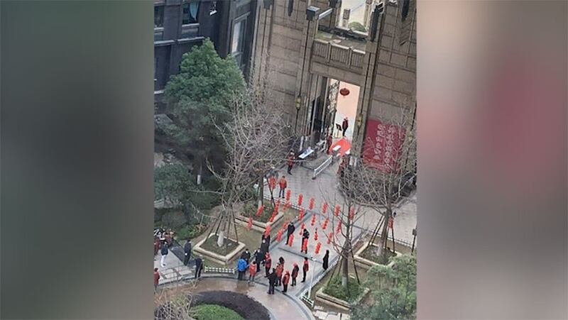 孙春兰率中央指导组进入开元公馆,居民在楼上怒吼。(视频截图)