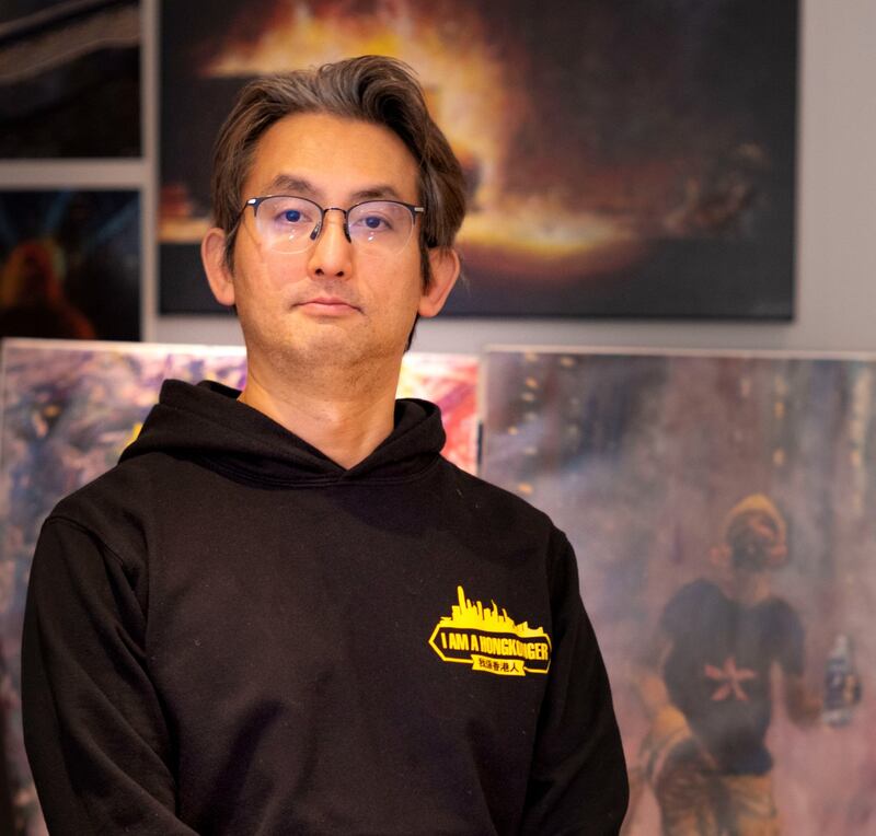 蔡维纪用2019年反送中运动画大量的画作,保留港人的抗争历史。(受访者提供)