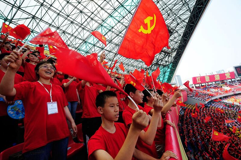 2011年6月29日,重庆市民参加中国共产党成立九十周年的纪念活动。(法新社资料图)