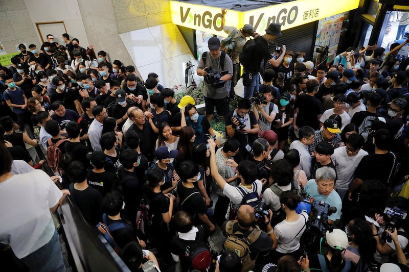 2019年6月24日,几百名示威者到湾仔税务大楼抗议,高呼“反送中”、“撤回条例”、“释放义士”等口号。(美联联)