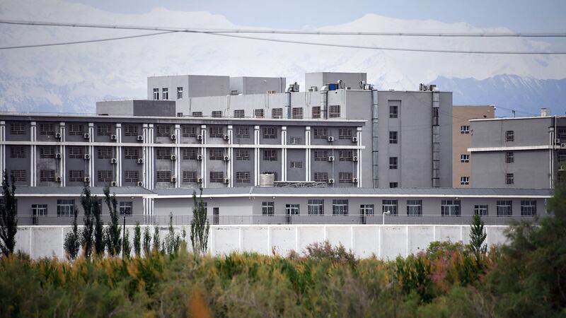 中国政府被指以再教育名义在新疆囚禁大批维吾尔人。图为新疆一所再教育营。(法新社)