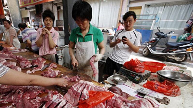 贸易战影响中国股市、楼市等消费品领域,其中末端消费者受到的伤害最大,民众基本生活用品近期也出现价格急升的现象,蔬菜、水果、肉类涨价的幅度都非常大。图为安徽淮北某市场,市民们在选购猪肉。(AFP)