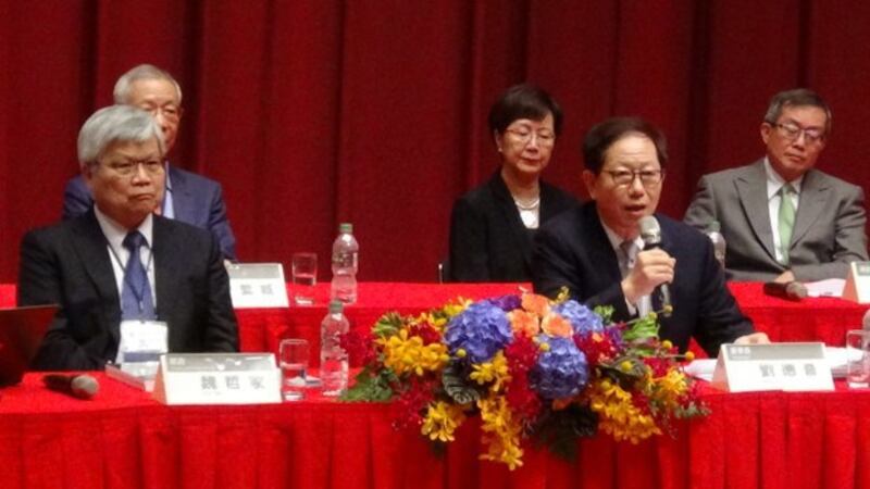 台积电董事长刘德音（右）曾反驳赴美设厂传闻。(资料照)