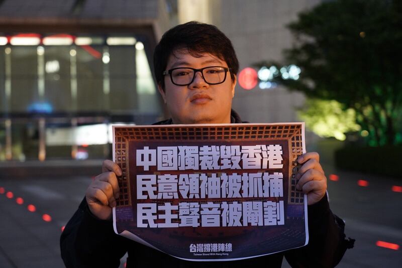 中国两会未经香港同意主导修改香港选制,台湾公民团体、学生和在台港人组织,聚集在中国银行前,高呼口号“抗议中国人大扼杀香港自治!”。(记者李宗翰摄)