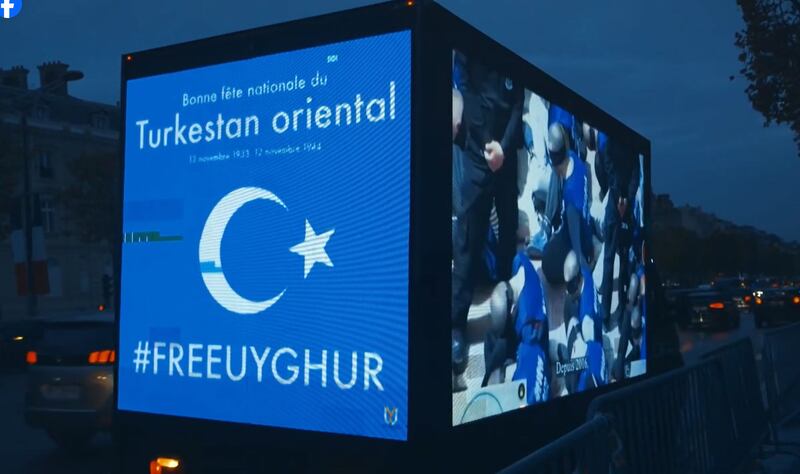 دوكتور دىلنۇر رەيھان خانىمنىڭ تەشكىللىشىدە ياۋروپا ئۇيغۇر ئىنستىتۇتى ئېلان شىركىتى تەشۋىقات ماشىنىسىنىڭ ئۈچ تەرىپىدىكى چوڭ ئېكراندا ئۇيغۇر مەجبۇرىي ئەمگىكىگە دائىر ۋىدىيولارنى قويۇپ، پارىژ كوچىلىرىدا سەككىز سائەت ئايلانغان كۆرۈنۈشتىن بىرى. 2023-يىلى دېكابىر، پارىژ.