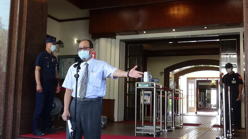 立法院总务处处长周杰示范捷克团进出采分流。(记者夏小华摄)