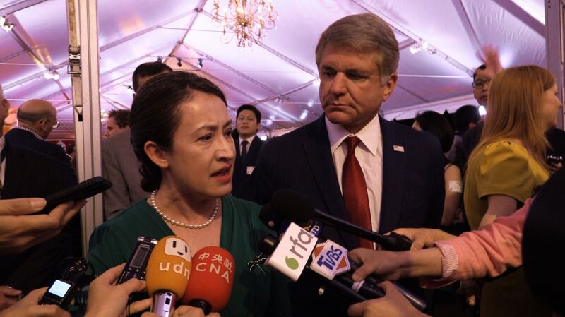 10月4日,台湾驻美机构“台北经济文化代表处”在华盛顿的〝双橡园〞举办〝双十〞国庆酒会。台湾驻美代表萧美琴接受记者采访。(Jim拍摄 / RFA)