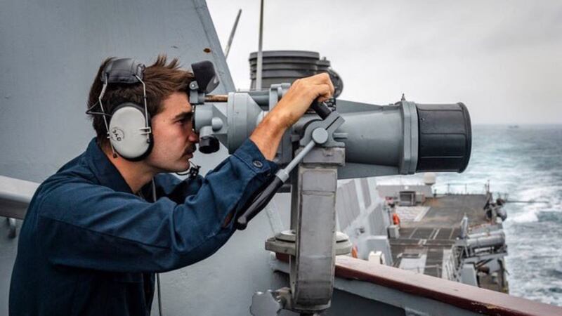 美军太平洋舰队官方粉丝团,26日主动发布贴文指,麦康贝尔号航经台湾海峡。(U.S. Pacific Fleet脸书)