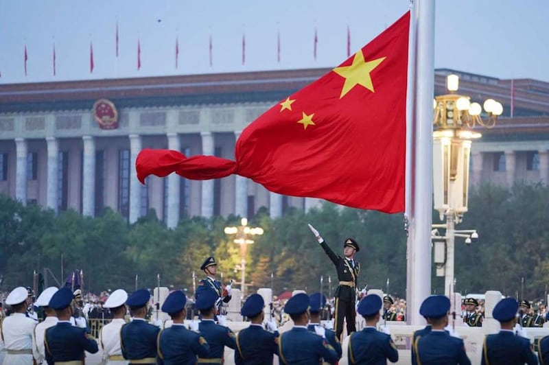 2022年10月1日，在北京天安门广场举行升国旗仪式，庆祝中华人民共和国成立73周年。记者盛雪说，围绕这类事件的骚扰会越来越多。（图源：美联社）