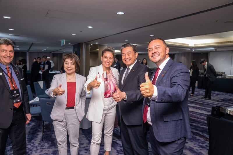 立法院外交及国防委员会召委王定宇(右二)29日以地主团长身份,款宴“对中政策跨国议会联盟”(IPAC)访团,民进党立委范云(左二)也出席参与。(王定宇办公室提供)