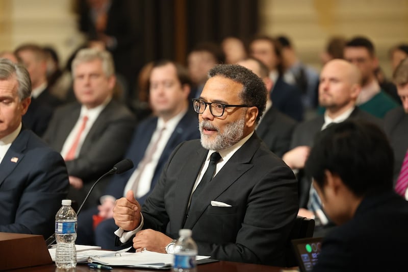 美国国家网络总监哈里·科克尔(Harry Coker)在听证会上表示,"首先是重新平衡保卫网络安全的责任。第二是重新调整激励措施,以支持长期投资"。(视频截图/www.dropbox.com)