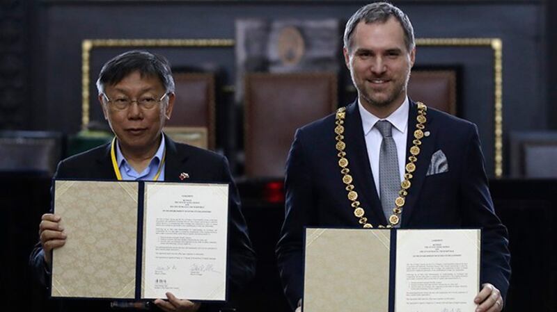 2020年1月13日,台北与布拉格结为姐妹城市。图为正在捷克访问的台北市长柯文哲(左)与布拉格市长贺瑞普。(美联社)