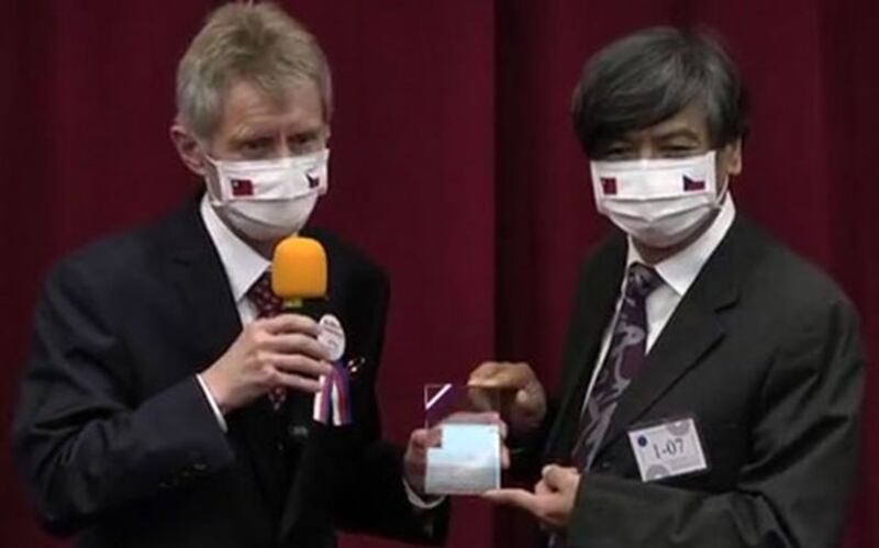 捷克参议院议长维特齐与政大校长郭明政互赠礼物。(政大提供)