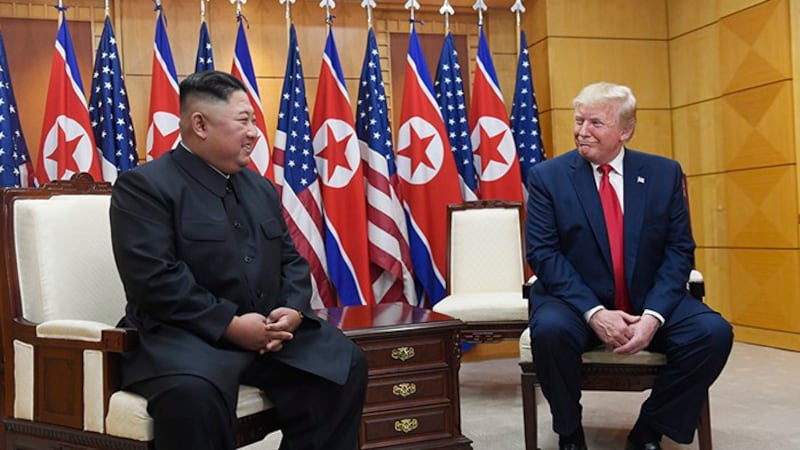 2019年6月30日，美国总统特朗普与朝鲜领导人金正恩在板门店非军事区会晤。（美联社）