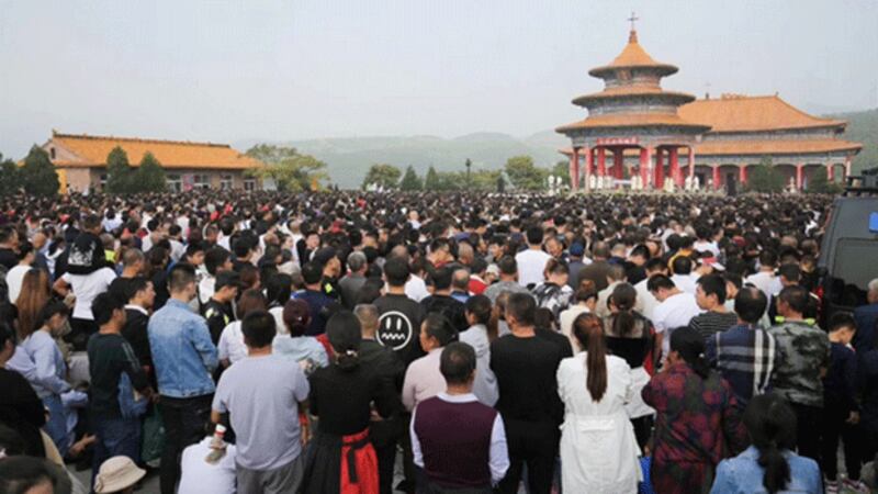 中国山西当局要求太原教区拆除洞儿沟七苦山圣母朝圣地部分建筑。在2019年9月15日,朝圣地主保瞻礼当天更封路,试图妨碍教友前往参与礼仪,但仍无阻过万教友出席。(图源:盐与光网页)