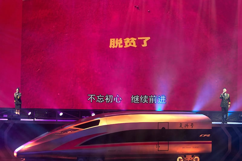 2021年10月1日,中国人民解放军在综艺节目中表演,歌颂脱贫成果。