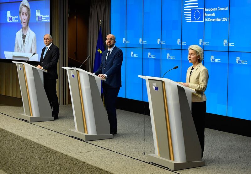 斯洛文尼亚总理扬沙,欧洲理事会主席米歇尔和欧盟委员会主席冯德莱恩在媒体会议上。(美联社)