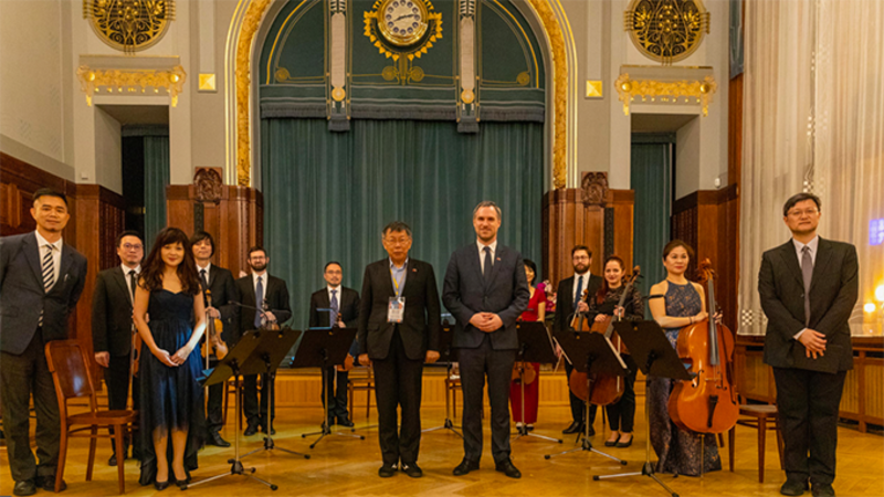 台北市长柯文哲访问捷克,与布拉格市长贺瑞普缔结双边姐妹城市。(台北市政府提供)