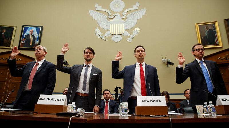 脸书公司的网络安全政策主管格莱谢尔(Nathaniel Gleicher,左二)等在国会作证。(美联社)