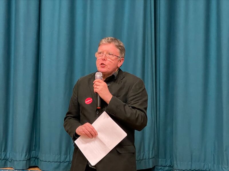 代表工党出席论坛的地方议员候选人保罗·麦卡锡(Paul McCarthy)积极介绍工党的对港政策 (吕熙摄)