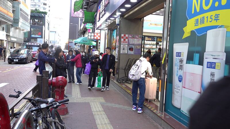 中國的「衛生棉醜聞」在11月初開始傳出，記者近日到旺角及上水一帶視察，見到不少到港掃貨的拖篋客。（衛斯攝）