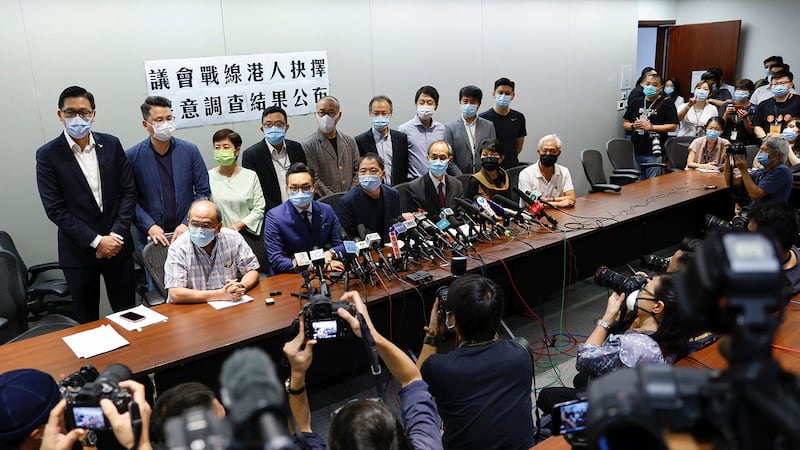 2020年9月29日，15名民主派议员与民研负责人钟庭耀出席记者会 。（路透社）