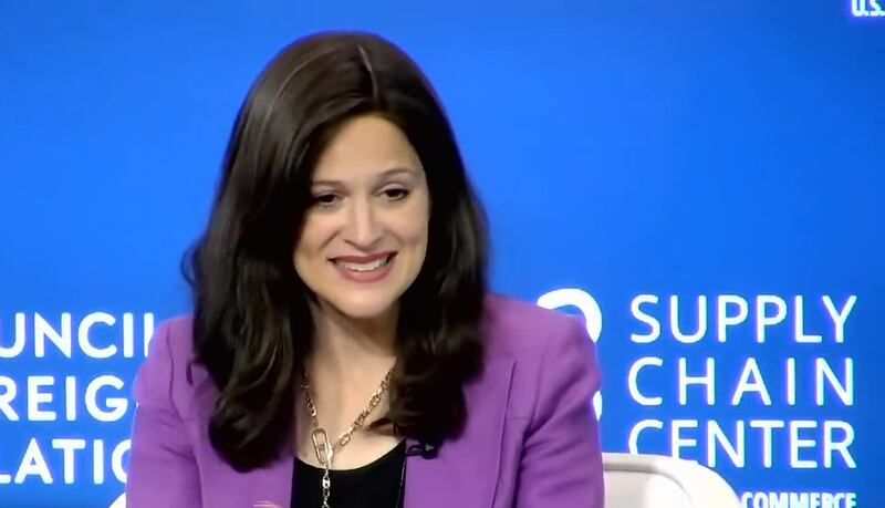 负责网络安全和新兴技术的美国副国家安全顾问安·纽伯格(Anne Neuberger)在研讨会上谈到,美国正在许多国内港口采取措施,确保制造业的关键运输工具由美国及其盟友生产,以降低中国可能对美国发起网络攻击所带来的危害。(视频截图美国外交关系协会官网)