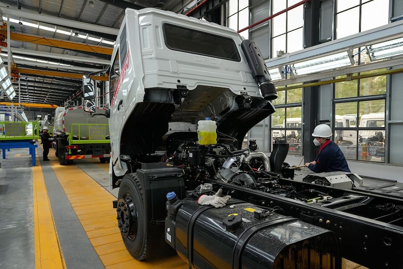 湖北省十堰市的一家制造工厂工人在组装东风卡车。（美联社）